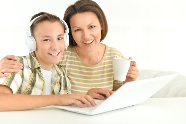 Madre e hijo usando laptop