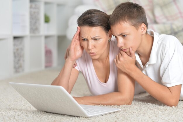 Madre e hijo usando laptop