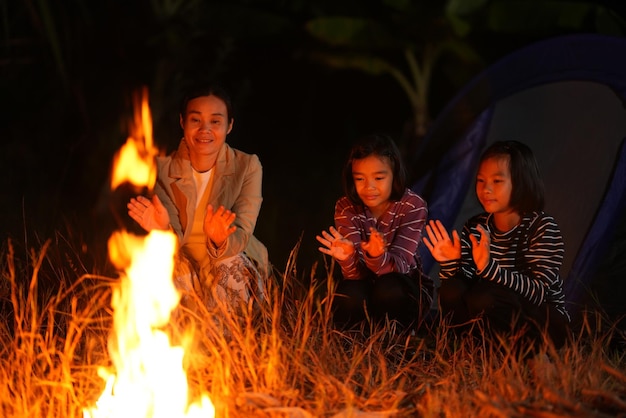 Madre e hijo viajan y acampan de noche.