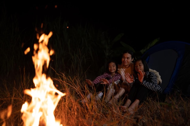 Madre e hijo viajan y acampan de noche.