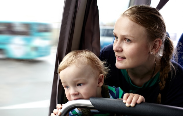 Madre e hijo viajan en autobús.