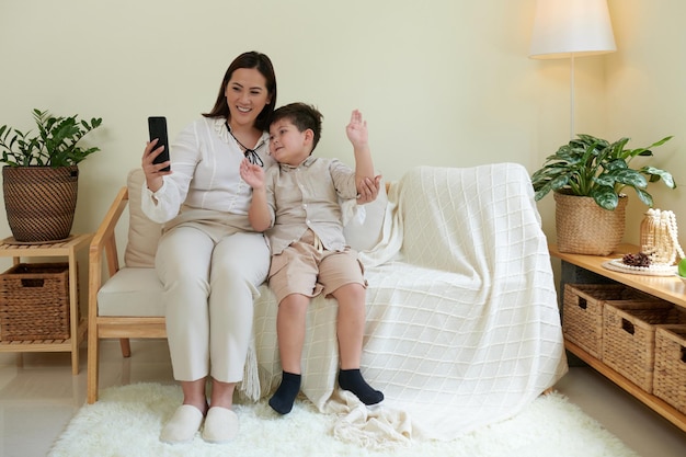 Madre e hijo videollamadas abuelos