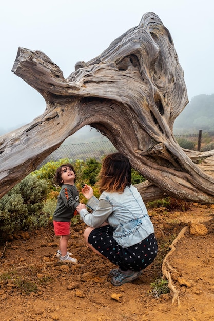 Madre e hijo visitando los árboles de Sabinar retorcidos por el viento de El Hierro Islas Canarias