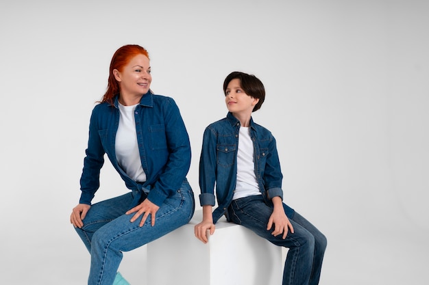 Foto madre e hijo vistiendo trajes de mezclilla juntos