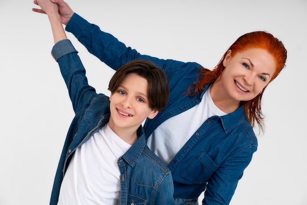 Foto madre e hijo vistiendo trajes de mezclilla juntos