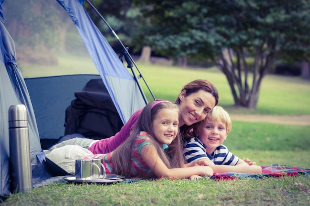 Madre e hijos acampar en el parque