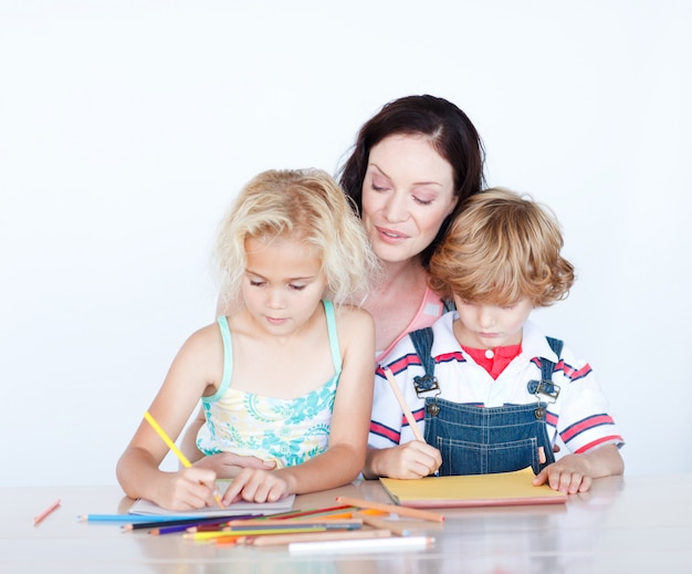 Madre e hijos escribiendo juntos