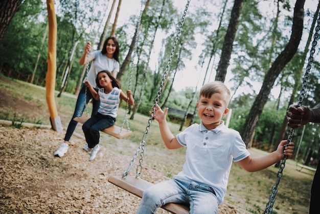 Foto madre e hijos en el fin de semana familiar del parque de atracciones