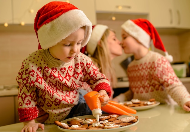 Madre e hijos haciendo galletas de jengibre para Navidad