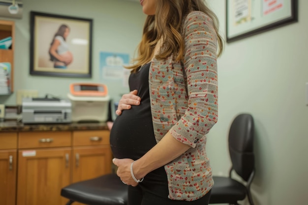 Madre embarazada esperando el chequeo prenatal en la sala de espera de la clínica