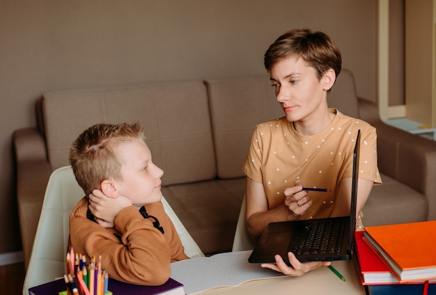 Madre enseña a hijo hijo a casa educación en línea