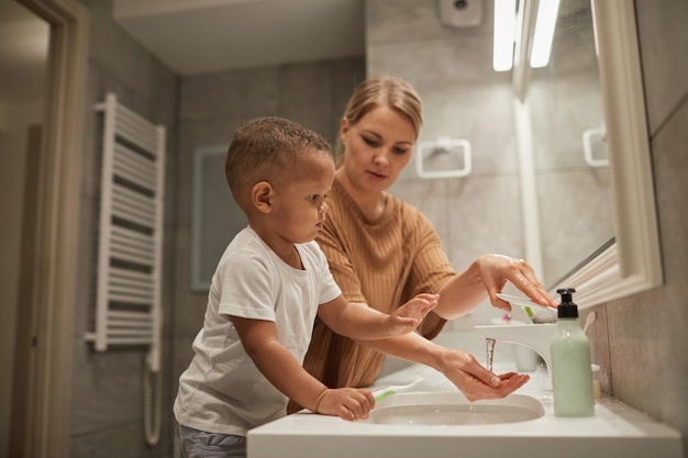 Madre enseñando al bebé a cepillarse los dientes