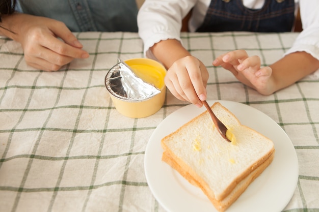 Madre entrenada hija para hacer el desayuno