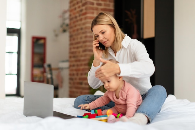 Madre estresada hablando con el médico preocupada por la salud de su pequeña hija comprobando la temperatura del niño