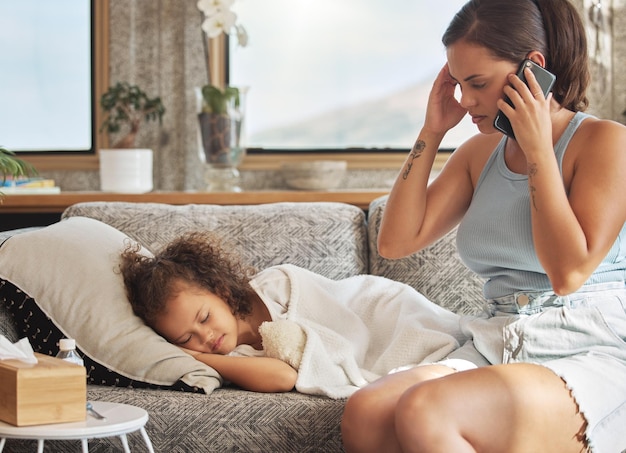 Madre estresada en una llamada sobre un niño enfermo en un sofá preocupado por la salud de sus hijas Niña con gripe descansando durmiendo y esperando una visita a domicilio o un chequeo por parte de un profesional de la salud