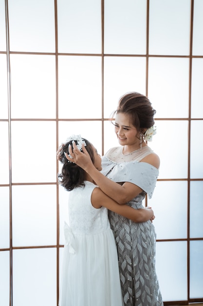 Madre feliz abrazando a su hija