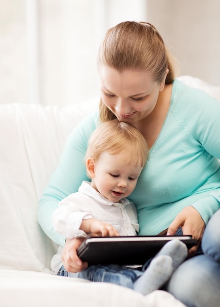 madre feliz y adorable bebé con tablet pc