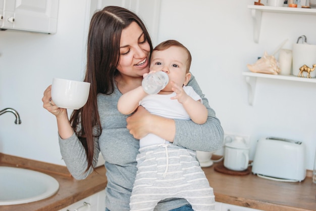 Foto madre feliz con el bebé en casa