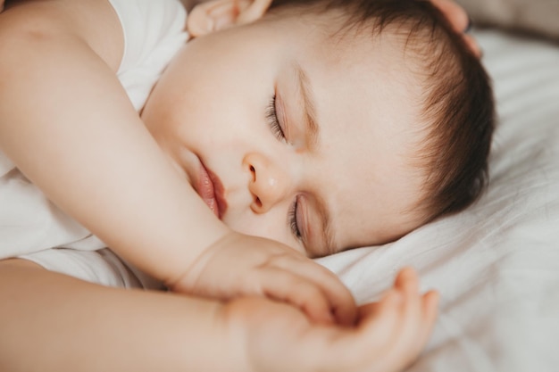 Madre feliz besando a su bebé dormido