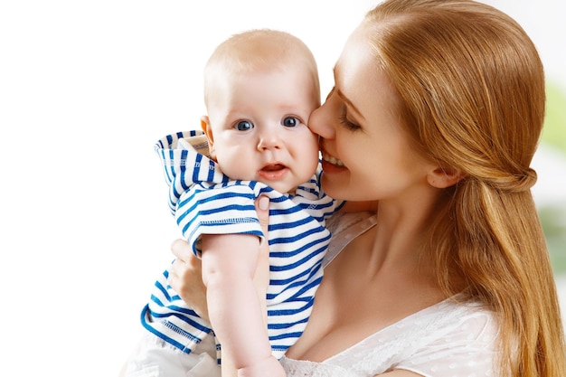 Madre feliz de la familia que juega con el bebé recién nacido