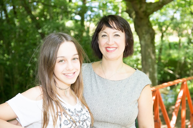 Madre feliz con hija adolescente belleza