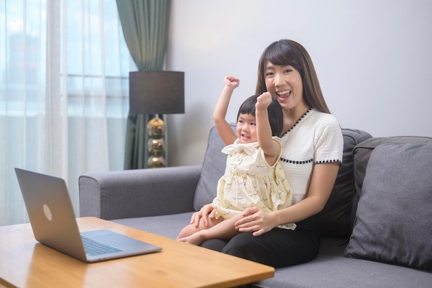 Una madre feliz y una hija relajándose en casa