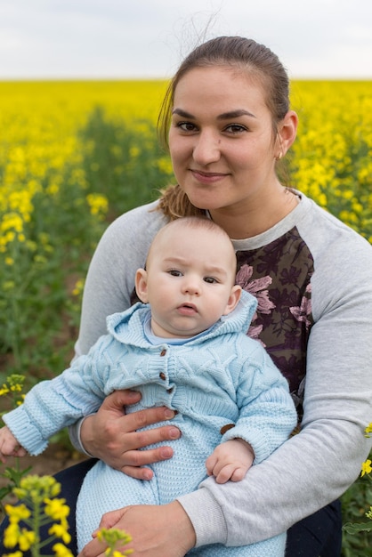 Madre feliz con el niño en el campo