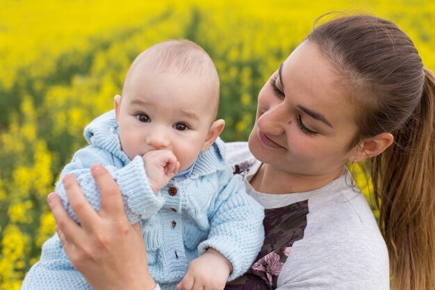 Madre feliz con el niño en el campo