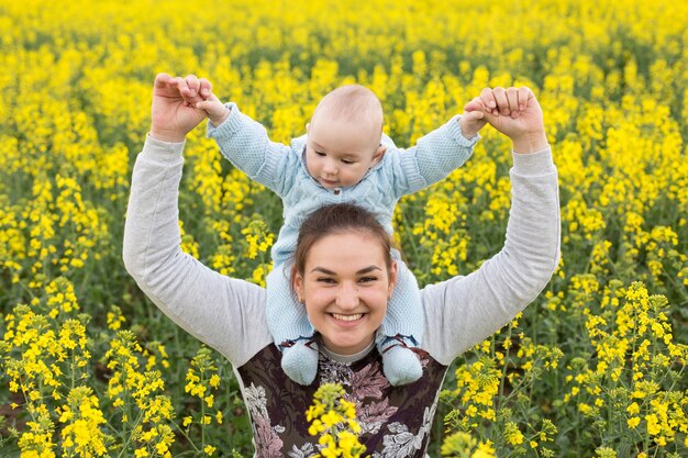 Madre feliz con el niño en el campo