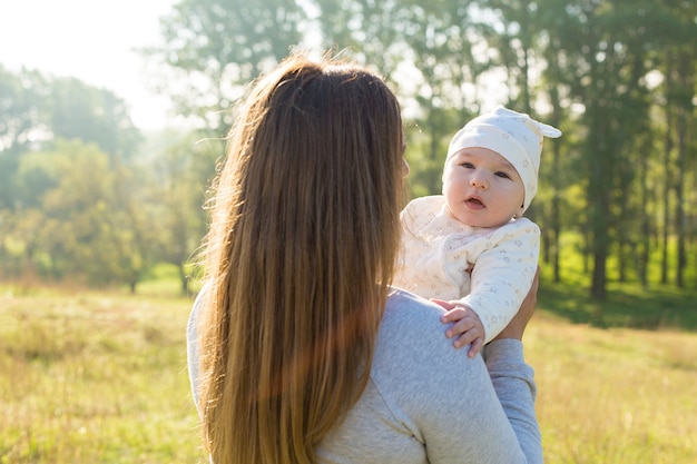 Madre feliz con el niño en el campo