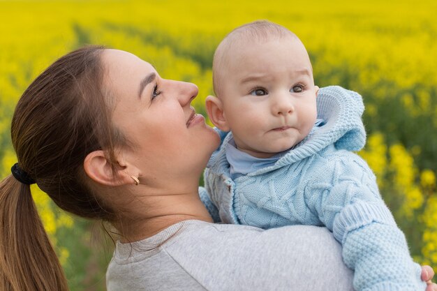 Madre feliz con el niño en el campo