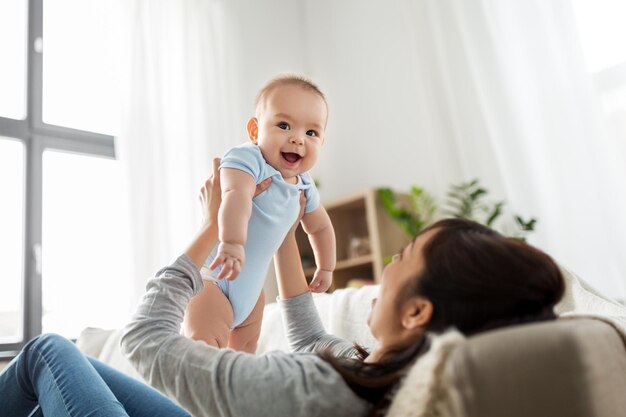 madre feliz con su pequeño hijo en casa