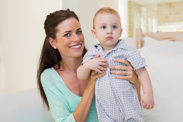 Madre feliz, tenencia, bebé niño