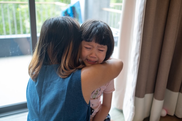 La madre golpeó a su hijo, los niños lloraron, se sintieron tristes, la niña infeliz, el concepto de violencia familiar, el enfoque selectivo y el enfoque suave