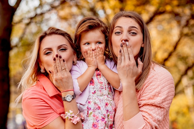 La madre y la hermana se embarcan en una niña pequeña