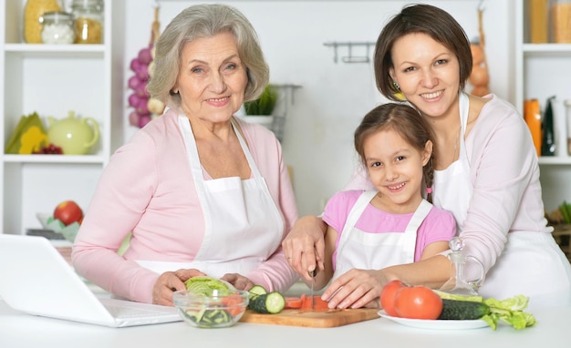 Madre hija y abuela cocinando juntas