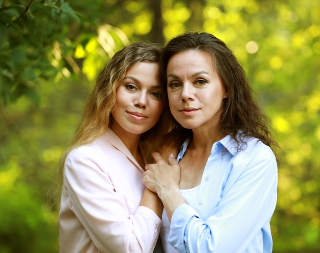 Madre con hija adulta en el parque juntos