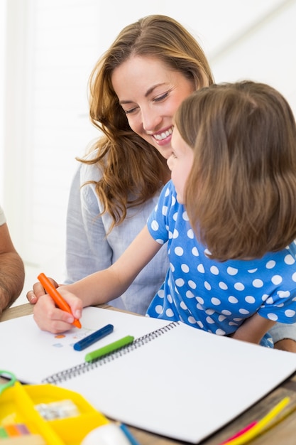 Madre con hija colorear en casa