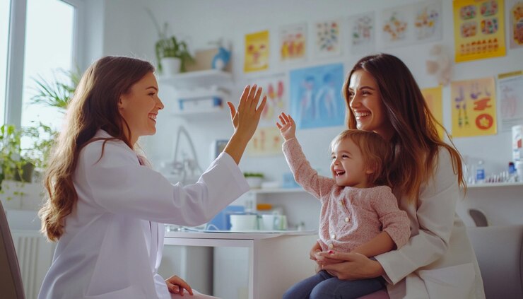 una madre y una hija le dan cinco a un bebé