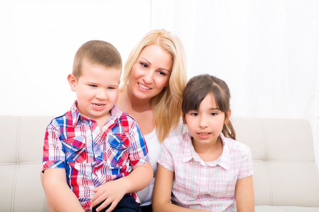 Madre con hija e hijo relajante