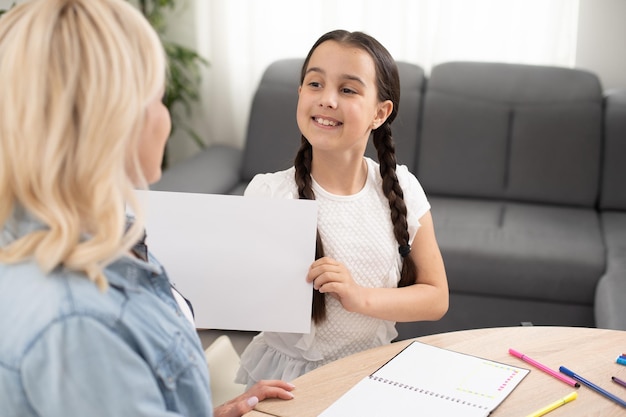 madre hija estudia juntas en casa.