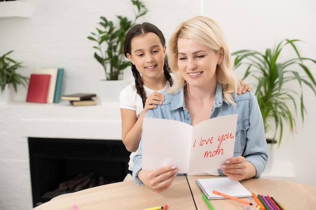 madre hija estudia juntas en casa.