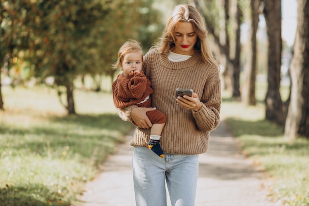 Madre con hija juntos en el parque