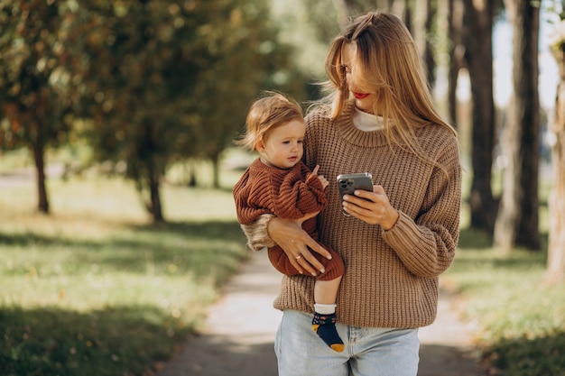 Madre con hija juntos en el parque