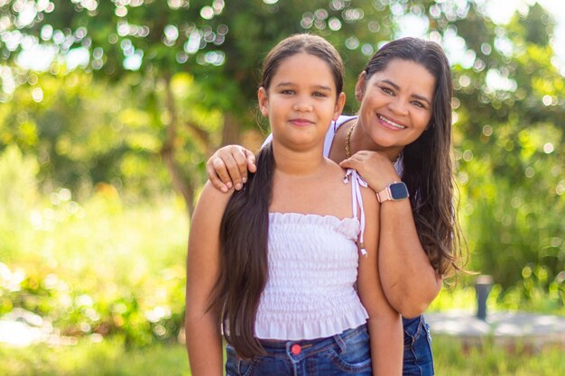 Foto madre y hija latinas en brasil disfrutando de un espacio verde al aire libre