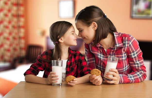 Madre hija mamá leche comer niño muffin