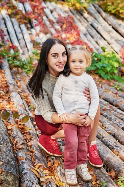 madre con hija en el parque otoño