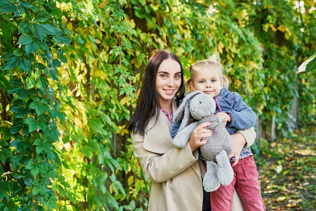 madre con hija en el parque otoño