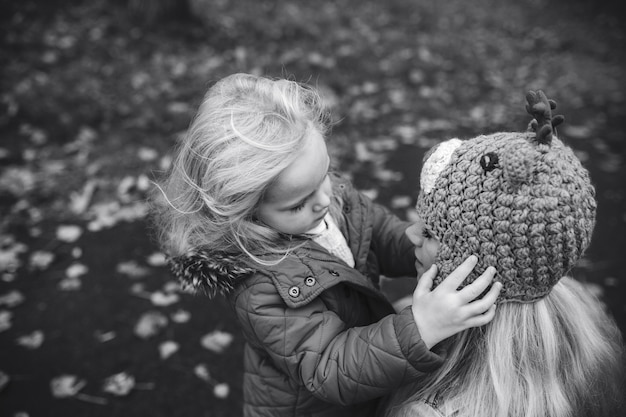 Madre con hija en el parque otoño