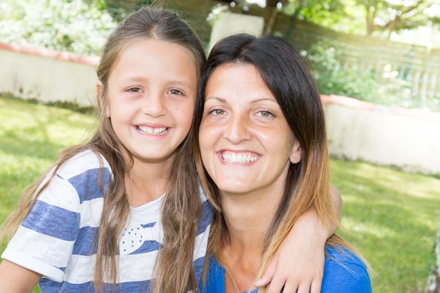 Madre con hija en el parque